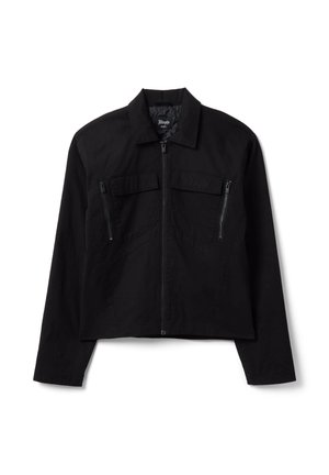 Chaqueta negra con cremallera y cuello, dos bolsillos en el pecho con cremalleras y solapas, y mangas largas, exhibida sobre fondo blanco.