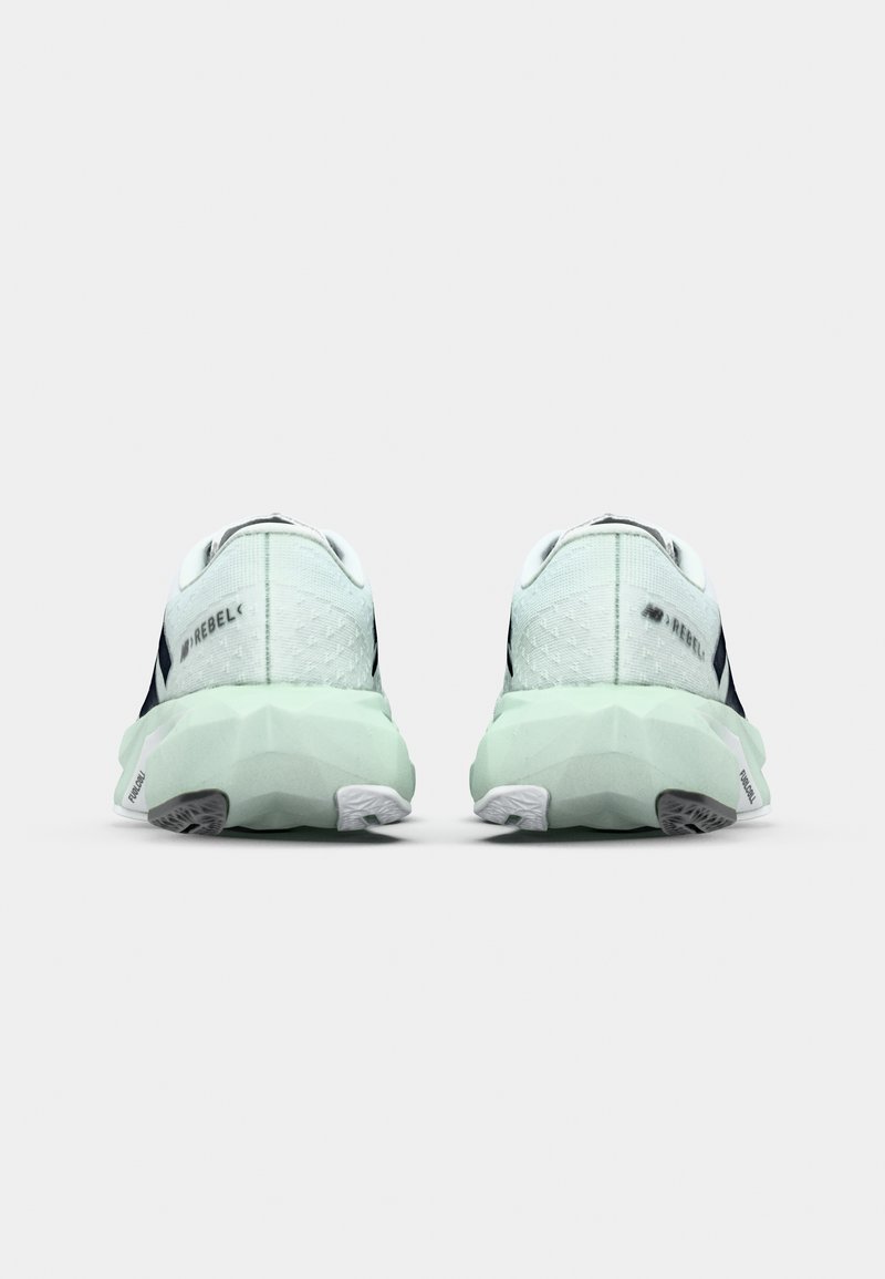 Laufschuhe mit einem hellen Mint-Obermaterial, strukturierten Stoff, schwarzen Akzenten und einem auffälligen geometrischen Sohlen-Design in Hellgrün und Weiß.