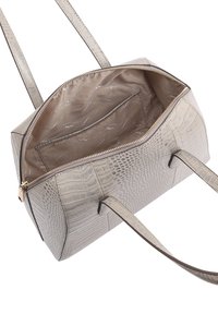 Grijze handtas met krokodillenstructuur, voorzien van een ritssluiting, twee handvatten en een zachte stofvoering met een binnenzak. Gestructureerde afwerking.
