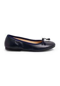 Ballerina in pelle blu navy con finitura liscia, punta arrotondata e un sottile nastro decorativo davanti. Morbida fodera interna, design minimalista.