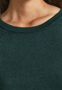 Zielony prążkowany sweter z szerokim dekoltem, charakteryzujący się miękką teksturą i dopasowanym krojem, podkreślający drobne, równe szwy na całej powierzchni.