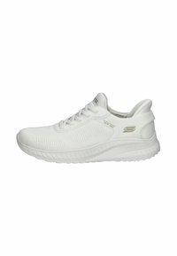 Baskets de sport blanches avec une tige texturée, syst�ème de laçage, col rembourré et semelle en caoutchouc flexible. Présente un logo sur le côté.
