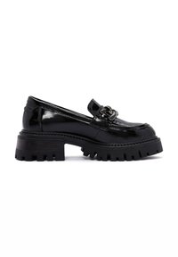 Zwarte lakleren loafers met een chunky profielzool, voorzien van een decoratieve kettingaccent op de bovendop en een ronde teenontwerp.