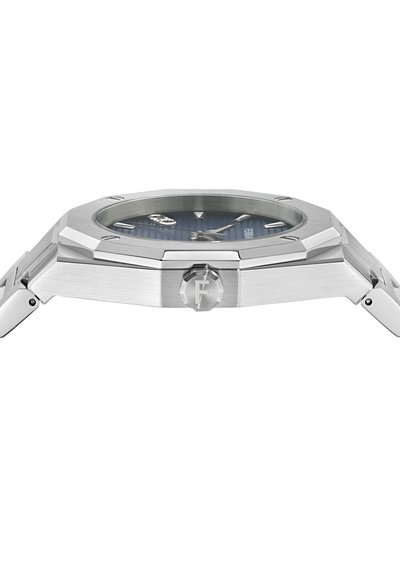 Reloj de acero inoxidable para hombres con una caja octagonal, esfera azul texturizada, agujas plateadas y una corona prominente con un logo grabado.