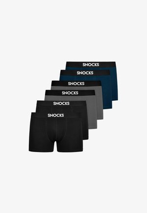 Zwarte, grijze en blauwe boxershort in een stapel gerangschikt. Elke heeft een zwarte tailleband met "SNOCKS" in witte letters, van soepele katoen.