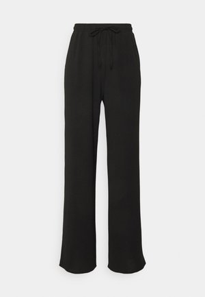 Pantaloni negri, cu croială largă, fabricați dintr-un material moale, având o talie elastică cu şnur și fără modele sau accente vizibile.
