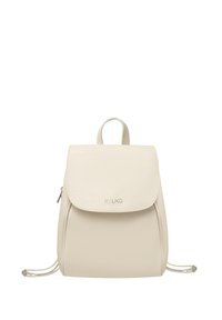Zaino in pelle beige con forma arrotondata, patta pieghevole e chiusura con cordino. Presenta logo impresso e superficie testurizzata.