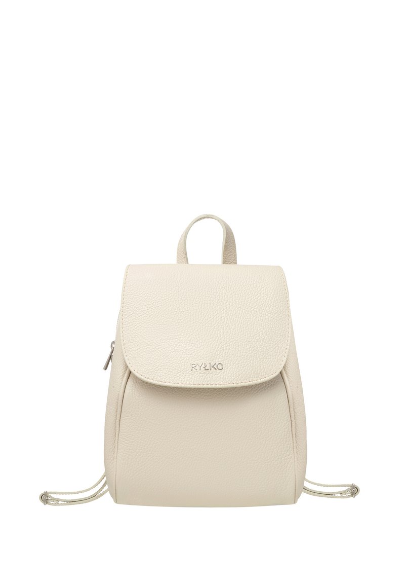 Zaino in pelle beige con forma arrotondata, patta pieghevole e chiusura con cordino. Presenta logo impresso e superficie testurizzata.