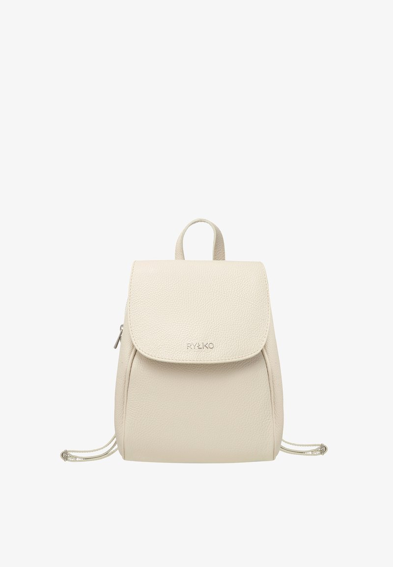 Beige Leder-Rucksack mit runder Form, umklappbarem Deckel und Kordelzugverschluss. Mit geprägtem Logo und strukturiertem Oberflächendesign.