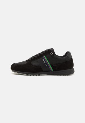 Basket noire en daim et cuir perforé, lacets noirs, bande latérale avec des lignes vertes, bleues et rouges et texte "PS Paul Smith".