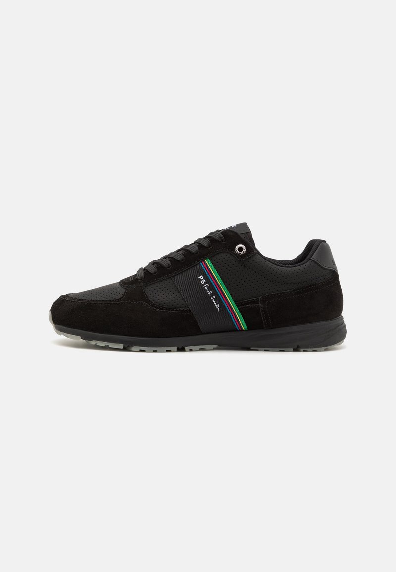Basket noire en daim et cuir perforé, lacets noirs, bande latérale avec des lignes vertes, bleues et rouges et texte "PS Paul Smith".