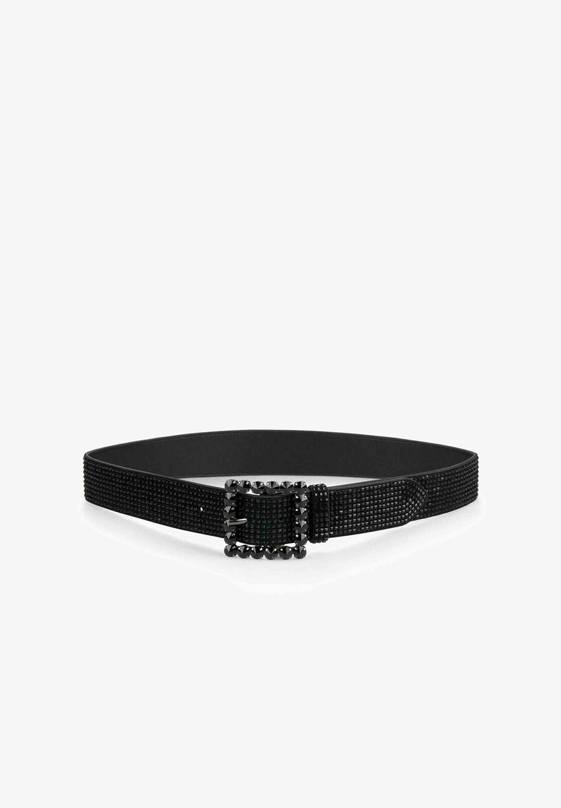 Cinturón negro con un diseño de cinta texturizada y una hebilla cuadrada con tachuelas. Ajustable con un acabado liso y brillante.