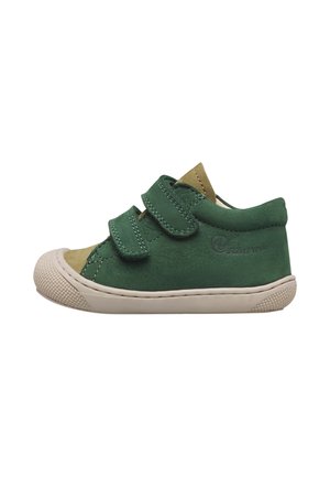 Scarpa verde per bambino con suola beige, due cinturini in velcro e punta rinforzata beige, vista laterale su sfondo bianco.