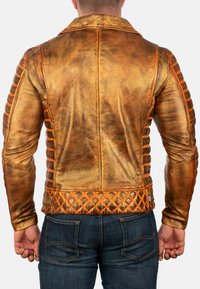 Giacca in pelle marrone con finitura testurizzata, cuciture arancioni, dettagli a coste sulle spalle e orlo posteriore trapuntato.