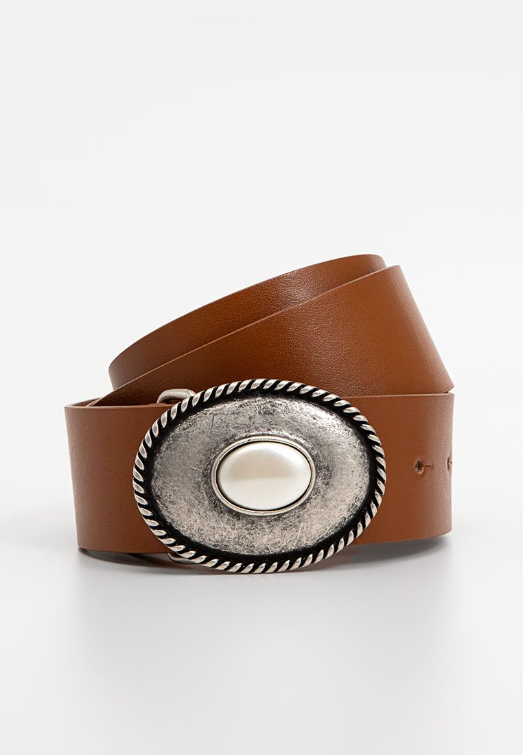 Bruine leren riem met een brede band en een ovale zilveren gesp met een centrale witte steen en gedraaide touwdetails rondom de rand.