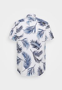 Biała koszula z krótkim rękawem w niebiesko-czarny wzór liści palmowych, pokazana z tyłu na jednolitym jasnym tle.
