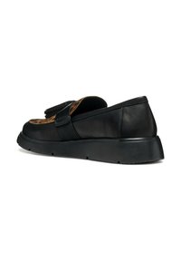 Scarpa slip-on in pelle nera con dettaglio in stampa leopardata testurizzata sulla parte superiore, dotata di un elastico nero a contrasto e suola in gomma.