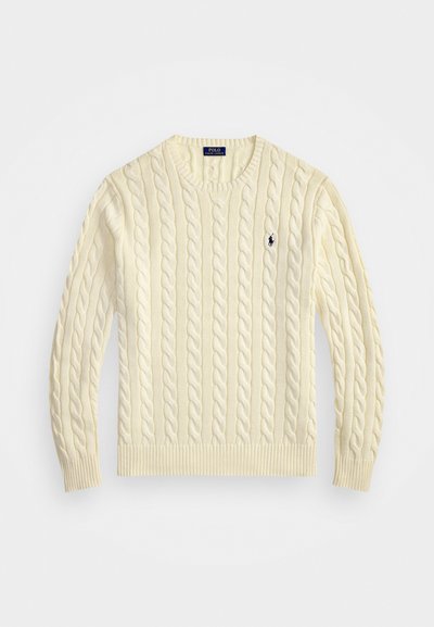 Suéter crema de punto trenzado con cuello en V, puños y dobladillo acanalados. Presenta un pequeño logo de polo azul en el lado izquierdo del pecho.