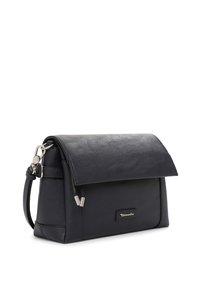 Borsa a tracolla in pelle sintetica nera con chiusura a pattina, hardware argento e tracolla removibile. Presenta una superficie testurizzata e un logo.