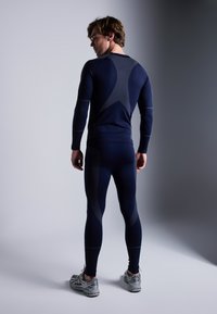 Pier One Sport THERMAL SEAMLESS SPORTS SET - TOP & LEGGINGS - Hosszú ujjú felső - dark blue