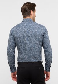 Langarmshirt in het blauw met paisleypatroon, voorzien van een kraag, knoopmanchetten en een getailleerde pasvorm. De stof lijkt glad met een subtiele glans.