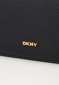 DKNY MINDY złoty