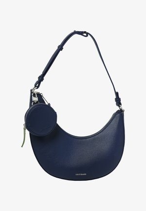 Sac à main en cuir bleu marine en forme de croissant avec sangle réglable et petite pochette ronde pour pièces attachée avec fermeture éclair et garnitures argentées.