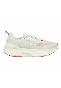 Hellgraue Sportschuh mit Obermaterial aus Mesh, roten Akzenten, gepolsteter Sohle und einem Zuglasche an der Ferse. Leicht strukturierter Entwurf mit ausgeprägter Schnürung.