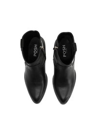 Botas de cuero negras hasta el tobillo con un diseño de puntera afilada, que cuentan con un zipper lateral y una textura suave. Plantilla etiquetada como "POSH" visible.