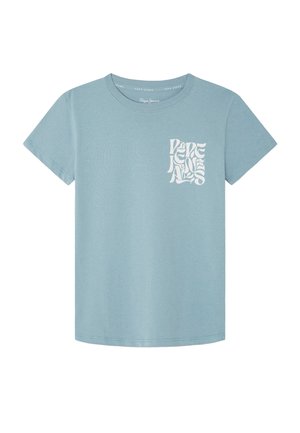 Camiseta de color azul claro, hecha de algodón suave, con mangas cortas y cuello redondo. Un diseño gráfico blanco está estampado en el pecho.