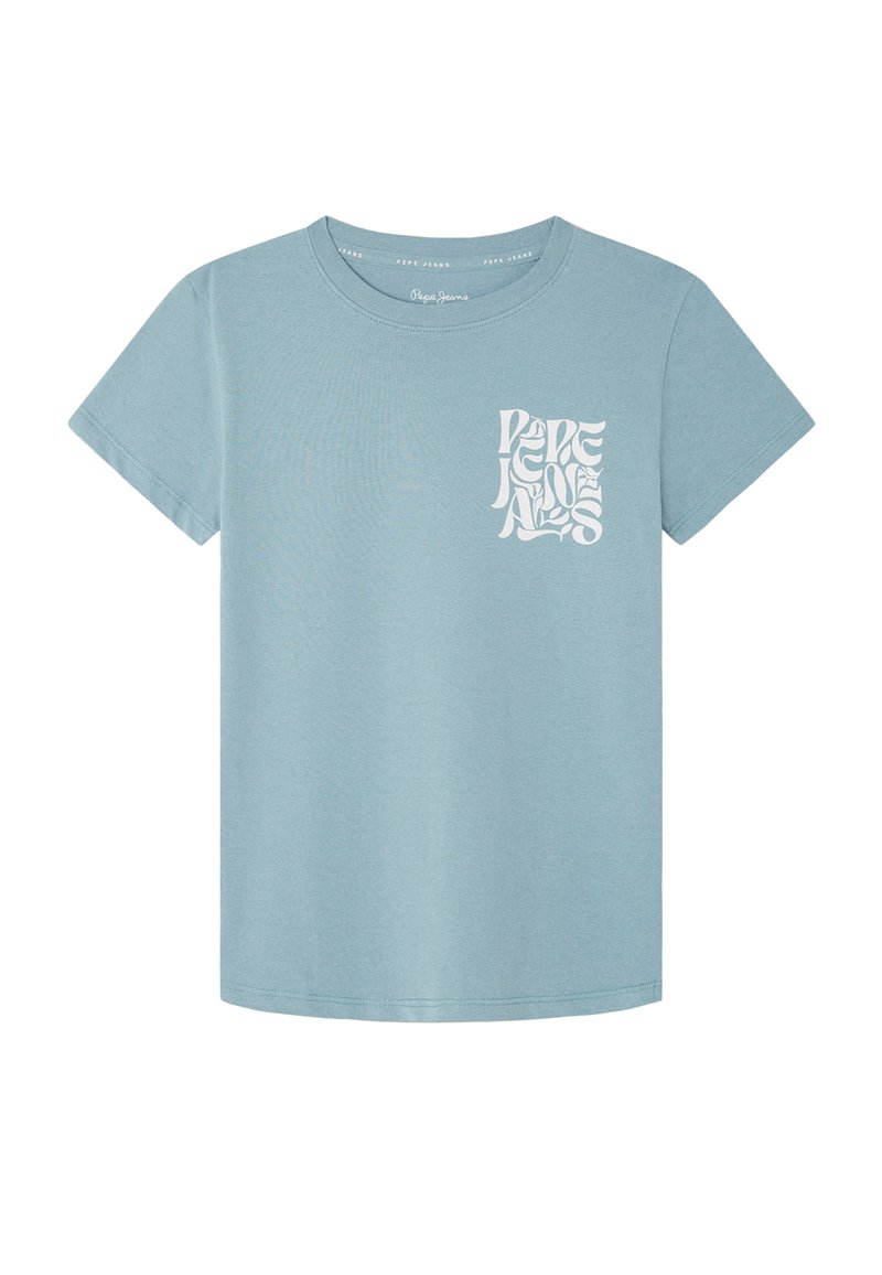 Camiseta de color azul claro, hecha de algodón suave, con mangas cortas y cuello redondo. Un diseño gráfico blanco está estampado en el pecho.