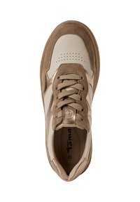Sneaker in Creme und Hellbraun mit Leder- und Wildledermaterialien, Schnürdesign, durchlochten Zehen und metallischen Akzenten.