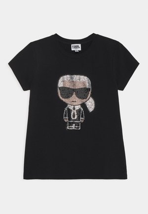 Sort T-shirt med korte ærmer med en tegneseriefigur prydet med rhinsten iført solbriller og jakkesæt foran.