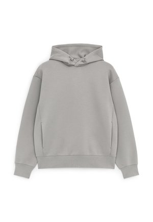 Jasnoszara bluza z kapturem z długimi rękawami, przednimi kieszeniami i regulowanym kapturem ze sznurkami, ułożona płasko na białym tle.