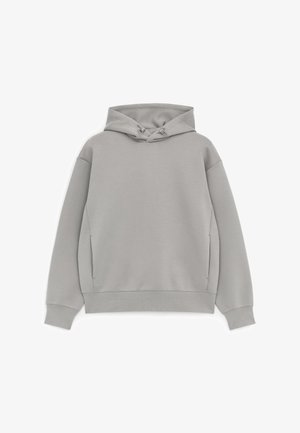 Jasnoszara bluza z kapturem z długimi rękawami, przednimi kieszeniami i regulowanym kapturem ze sznurkami, ułożona płasko na białym tle.