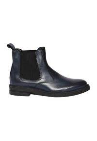 Stivale Chelsea in pelle blu navy con pannelli laterali elasticizzati, finitura liscia, punta arrotondata e suola in gomma texturizzata bassa.