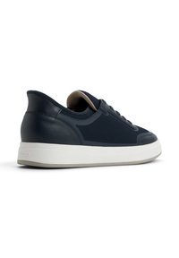 Sneaker blu navy con un mix di pelle liscia e parte superiore in rete, suola in gomma bianca, punta rotonda e design minimalista con sistema di allacciatura.