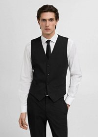 Schwarze Weste mit taillierter Passform, fünf Knöpfen und zwei Vordertaschen, kombiniert mit einem weißen Hemd und einer schwarzen Krawatte, was einen formellen Look kreiert.