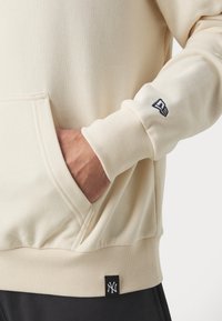 New Era MLB NEW YORK YANKEES FOOD GRAPHIC OVERSIZE HOODIE - Squadra - beige/navy