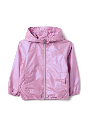 Lichtroze regenjas met capuchon voor kinderen, voorzien van een ritssluiting aan de voorkant, elastische manchetten en twee voorzakken, getoond tegen een witte achtergrond.