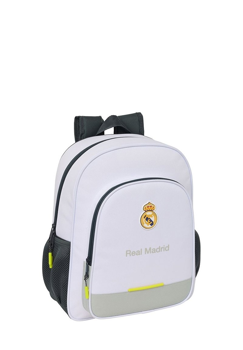 Zaino bianco e grigio del Real Madrid con spallacci neri, tasca frontale con zip, tasche laterali in rete e zip gialle.