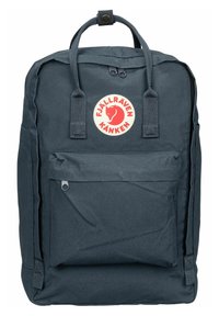 Zaino in tela blu scuro con due manici superiori, una tasca frontale con zip e un'etichetta circolare con un logo che presenta una volpe stilizzata.