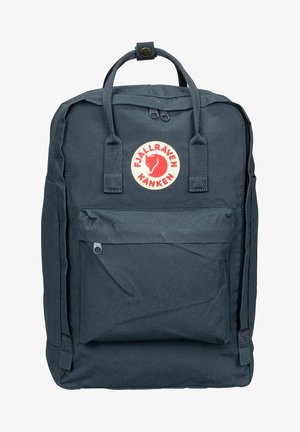 Zaino in tela blu scuro con due manici superiori, una tasca frontale con zip e un'etichetta circolare con un logo che presenta una volpe stilizzata.