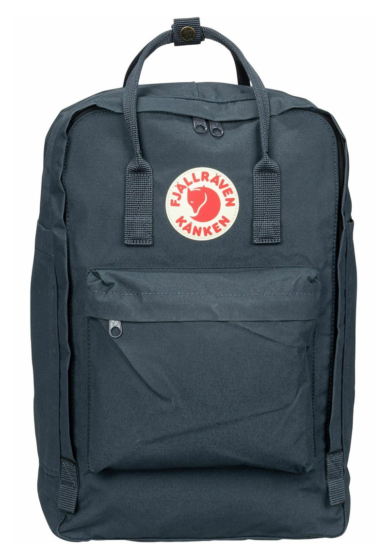 Zaino in tela blu scuro con due manici superiori, una tasca frontale con zip e un'etichetta circolare con un logo che presenta una volpe stilizzata.
