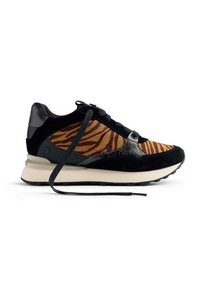Baskets imprimées tigre noir et orange en matériaux en daim et synthétiques, avec une épaisse semelle blanche et des lacets noirs.