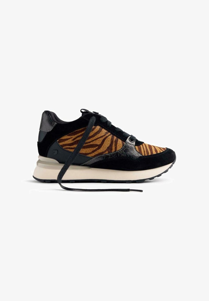 Zapatillas con estampado de tigre negro y naranja, hechas de materiales de ante y sintéticos, que cuentan con una gruesa suela blanca y un diseño de cordones negros.