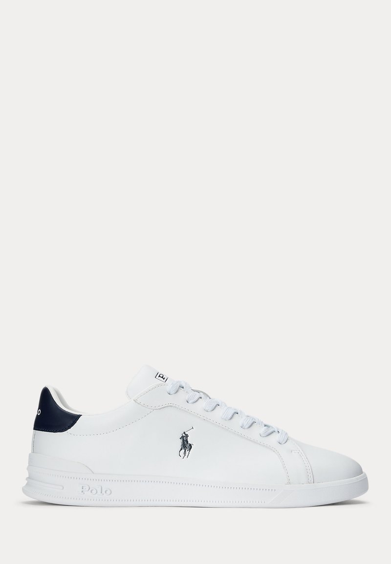 Hvid lavtop-sneaker med marineblåt hælpatch, snøredesign og Polo Ralph Lauren-logo på siden og sålen.