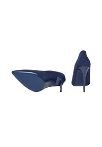 Tacchi alti in suede blu navy con punta affilata, tacco stiletto sottile e suola in plastica liscia. Presentano un design classico con decorazioni minime.