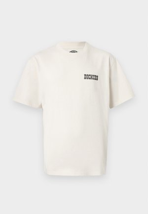 T-shirt blanc à manches courtes avec col rond, imprimé "DICKIES" en noir sur la partie supérieure gauche de la poitrine.