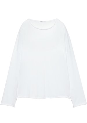 Top blanc à manches longues en tissu lisse. Il présente un col rond, des épaules rigolotes et une coupe décontractée avec un ourlet légèrement arrondi.